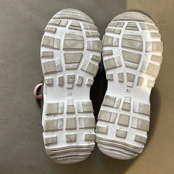 Rare Essentiels Antwerp sneakers size 39 euro size 8 US. Excellent condition. - Picture 5 of 6